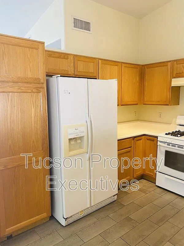 3 bed, 2.0 bath, 1415 sqft, $1,825 — Photo 2