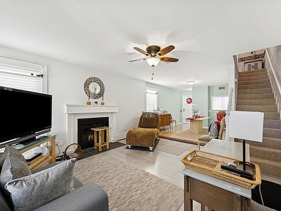 3rd image of 926 Rutland St