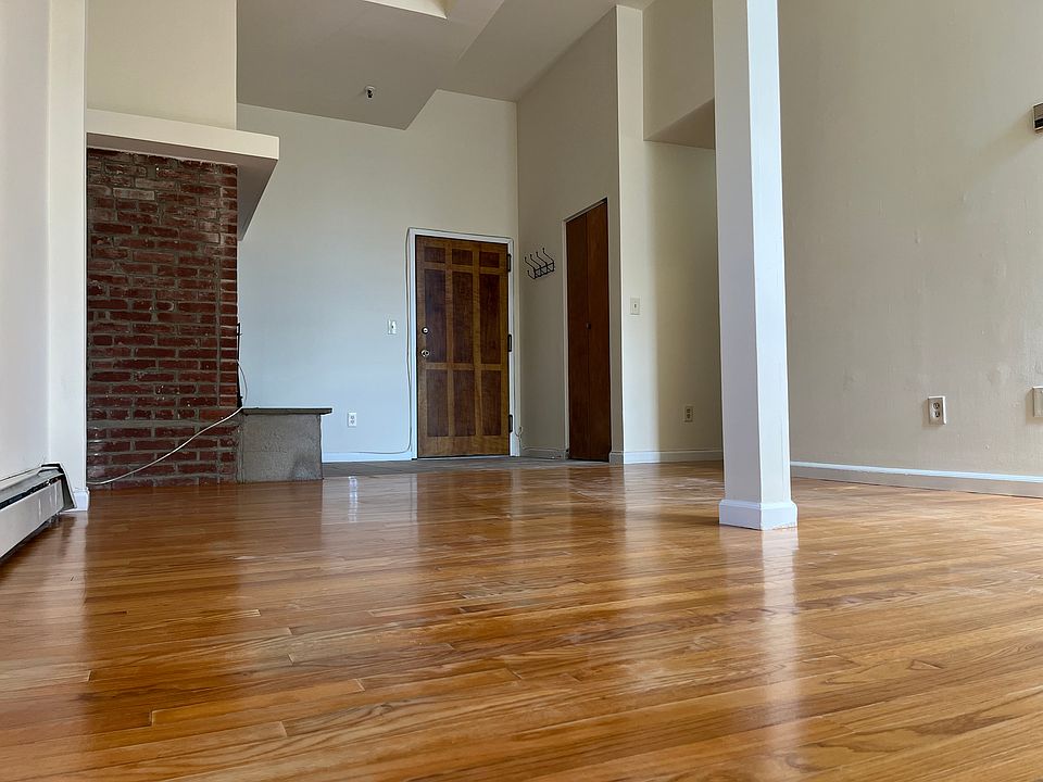 Living room with fire place and high ceiling