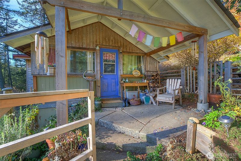 5th image of 276 Elderberry Lane