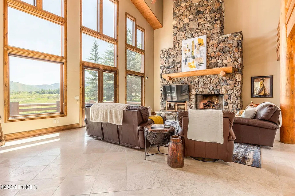 6 bed, 6.5 bath, 8173 sqft, $30,000 — Photo 3