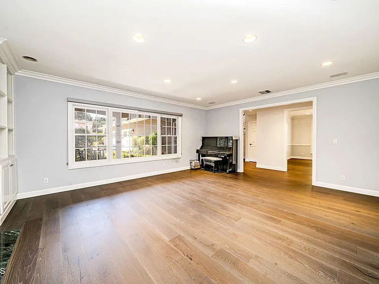 4330 Bel Aire Dr — Photo 3