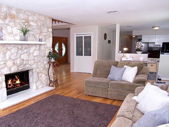 4th image of 15 Lily Dr