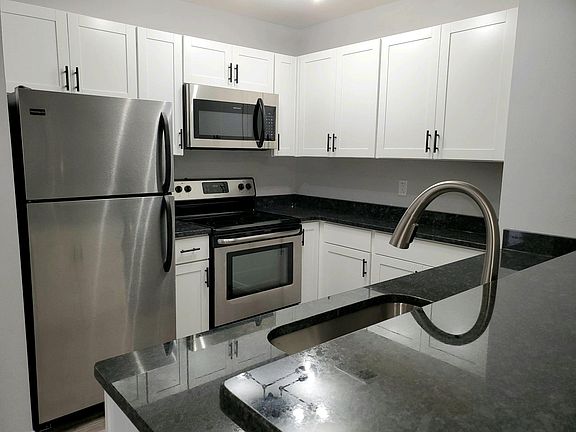 Kitchen w/granite countertops