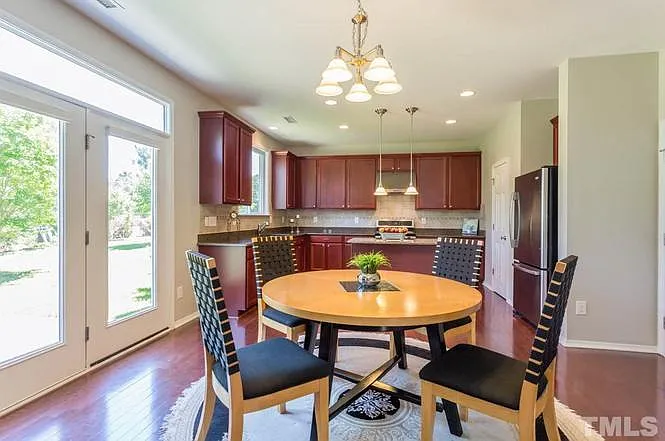 213 Seymour Pl — Photo 3