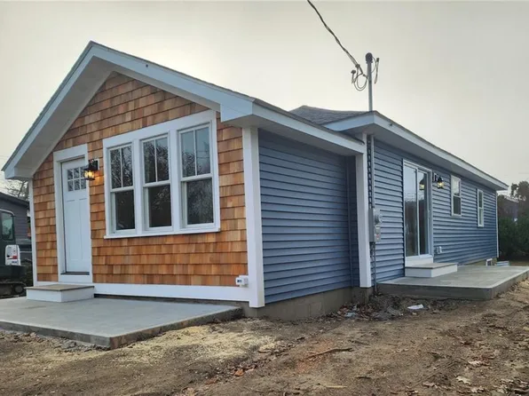 92 Greenfield Ave, Portsmouth, RI 02871