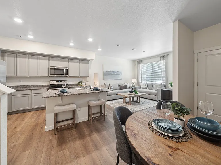 Creekside Townhomes Dining Area and Kitchen