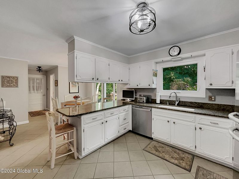 4th image of 3 Crestwood Drive