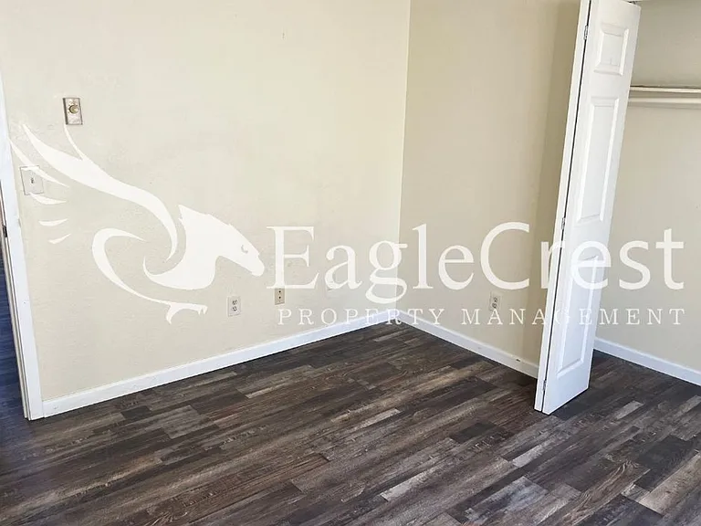 320 NE C St — Photo 16