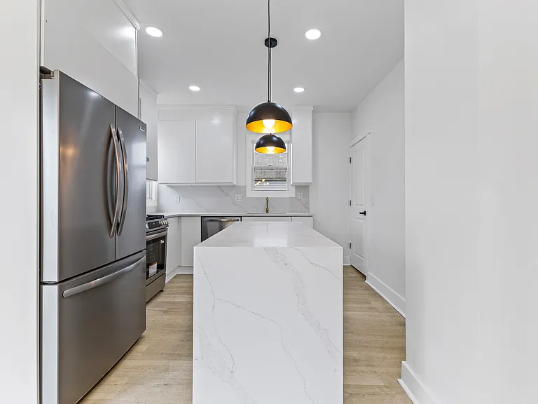 2554 Parker St — Photo 9