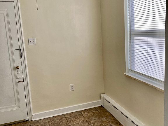 Dinette area cozy, perfect for you, only a few steps from the kitchen area.!