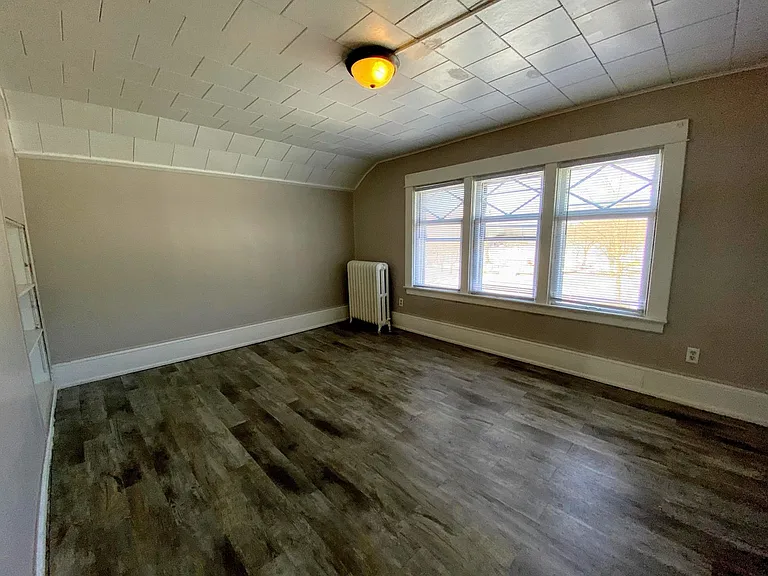 670 Lincoln NW — Photo 9