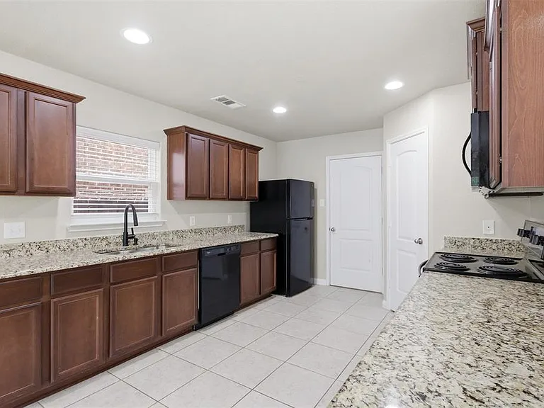 230 Silverleaf Dr — Photo 9