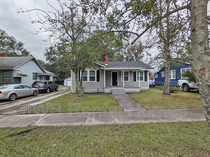 1st image of 822 Mackinaw St