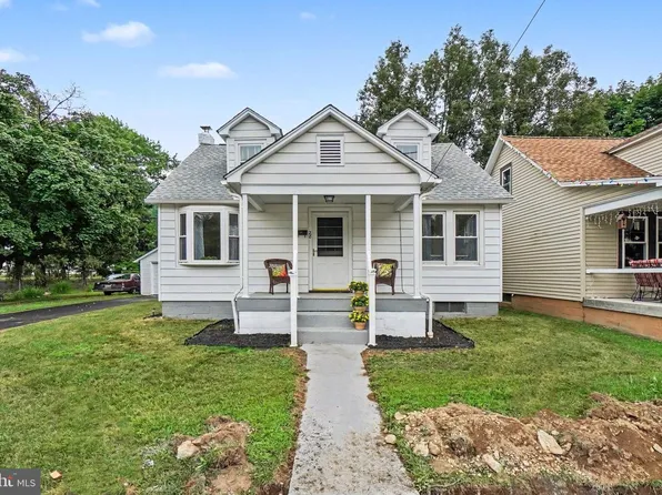 28 E Pine St, Mount Holly Springs, PA 17065