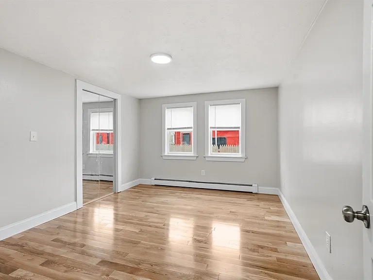 8 Ash St — Photo 2