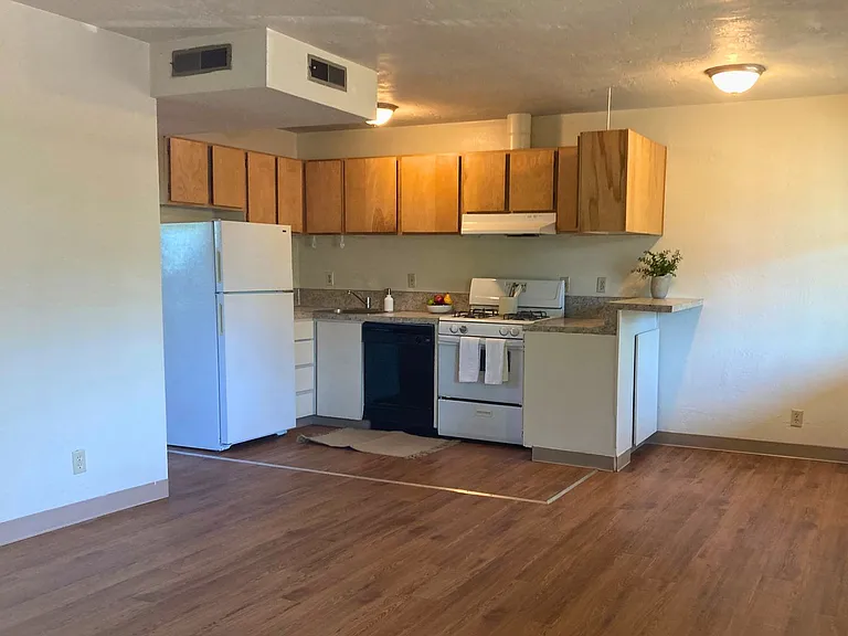 2705 Oak St #14 — Photo 4