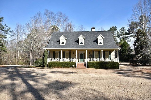 Front entry to this lovely country home!