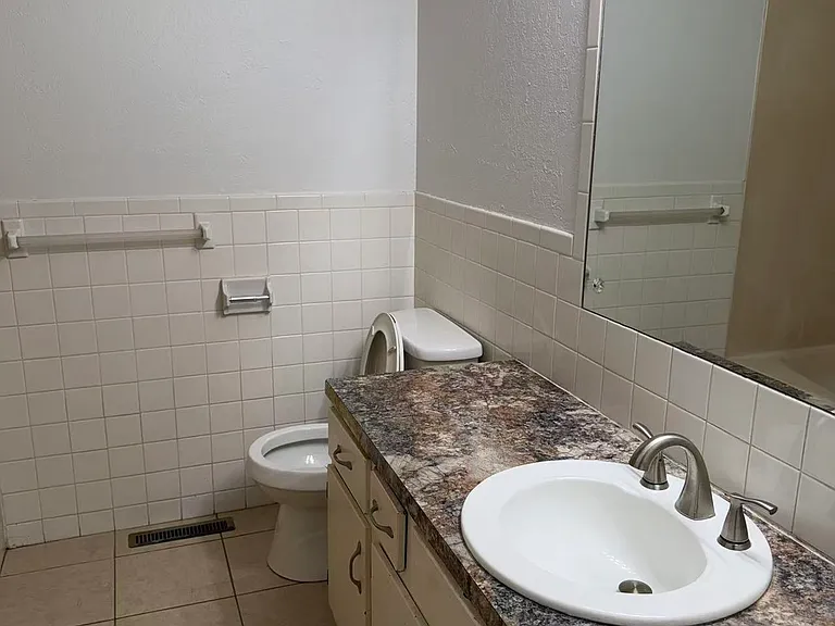 1239 E Carleton St — Photo 18