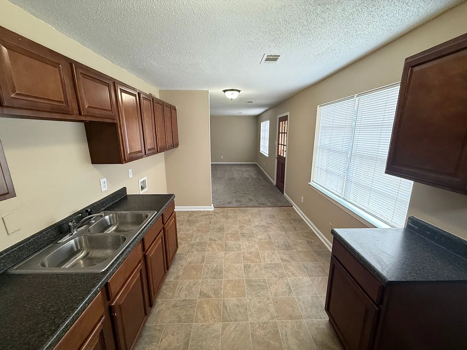 900 Leacrest Ave — Photo 2