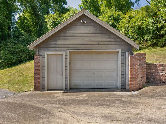 6th image of 2910 Crest Terrace Dr