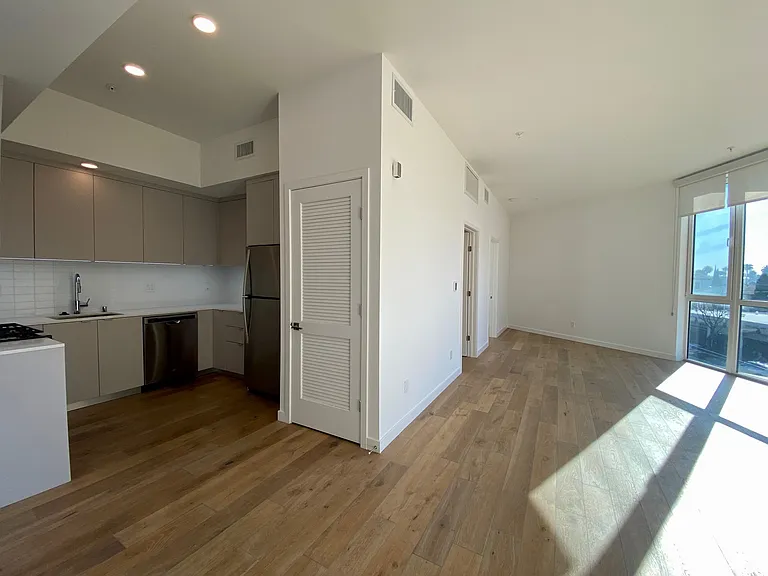 5135 W Adams Blvd #301 — Photo 4