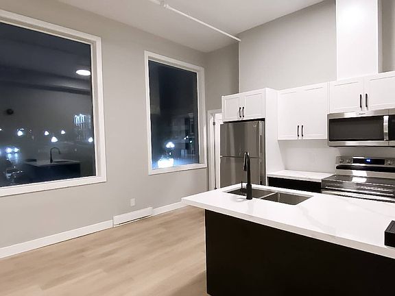2nd image of 51 King St W #5