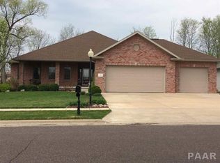 205 Ironwood Dr, Pekin, IL 61554