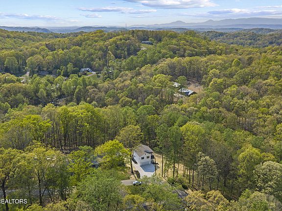 5th image of 159 Edgewood Heights Ln