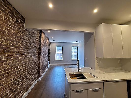 1st image of 1064 Madison Ave