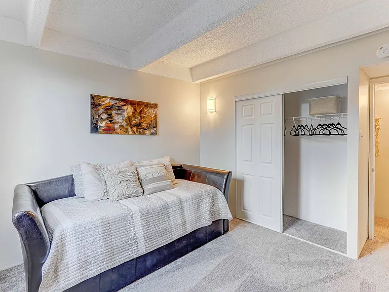 Summit View Village Apartments — Photo 33