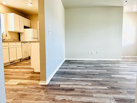 4th image of 333 W Vandament Ave