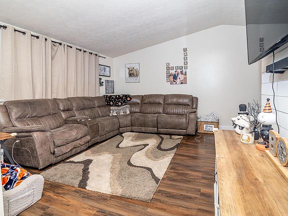 3rd image of 2543 Stonington Ave