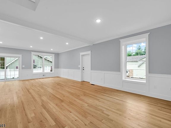 5th image of 209 Central Ave