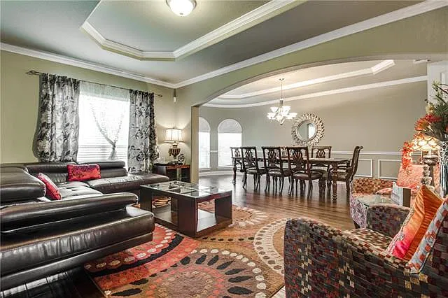 6 bed, 4322 sqft, $4,500 — Photo 4