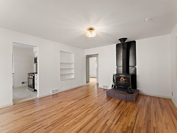 5th image of 738 22nd Ave N