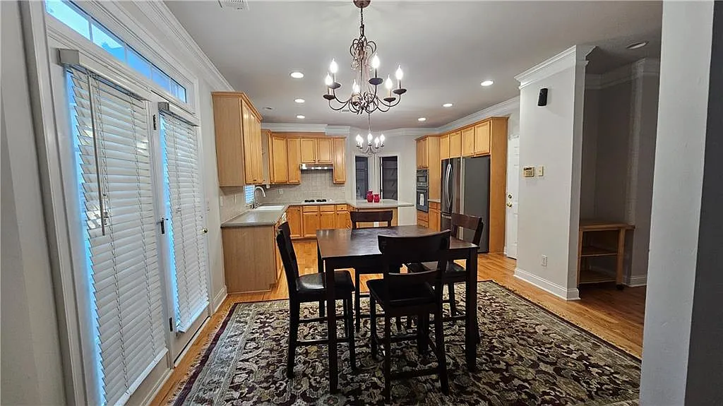 5 bed, 3.0 bath, 3995 sqft, $3,800 — Photo 2