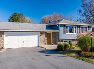 1216 Shadow Oaks Ln, Slatington, PA 18080