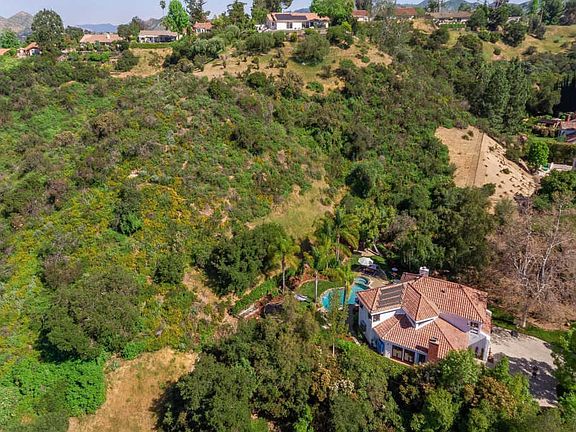 3rd image of 2068 Glastonbury Rd