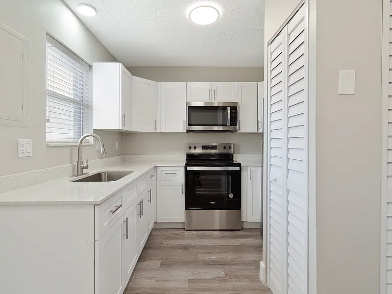 Emerald Cove West — Photo 14