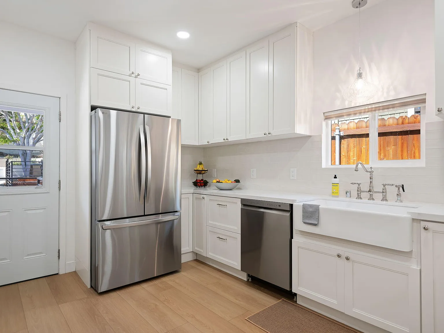 2 bed, 2.0 bath, 932 sqft, $5,500 — Photo 3