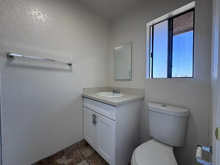 1511 Freeman Ave — Photo 10