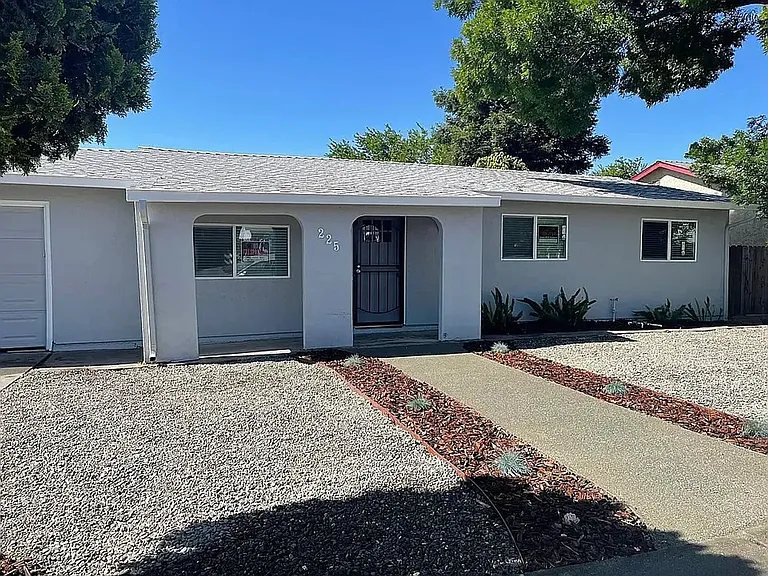 225 Walnut St — Photo 1