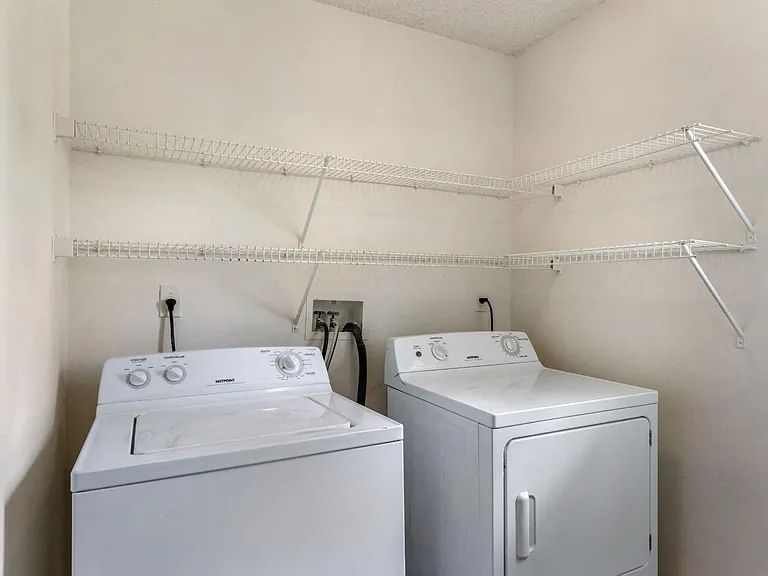 Worthington Apartments — Photo 17