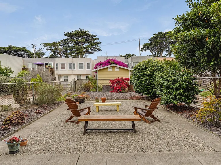 2423 35th Ave — Photo 32