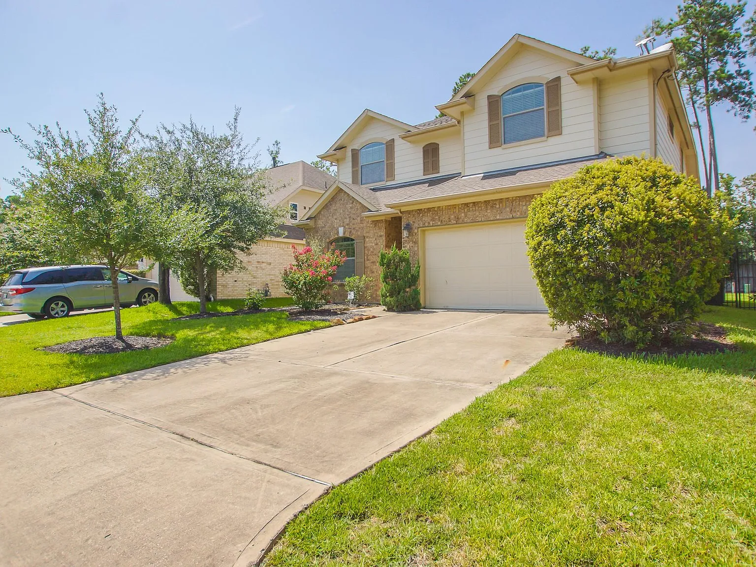 4 bed, 2.5 bath, 2340 sqft, $3,000 — Photo 2