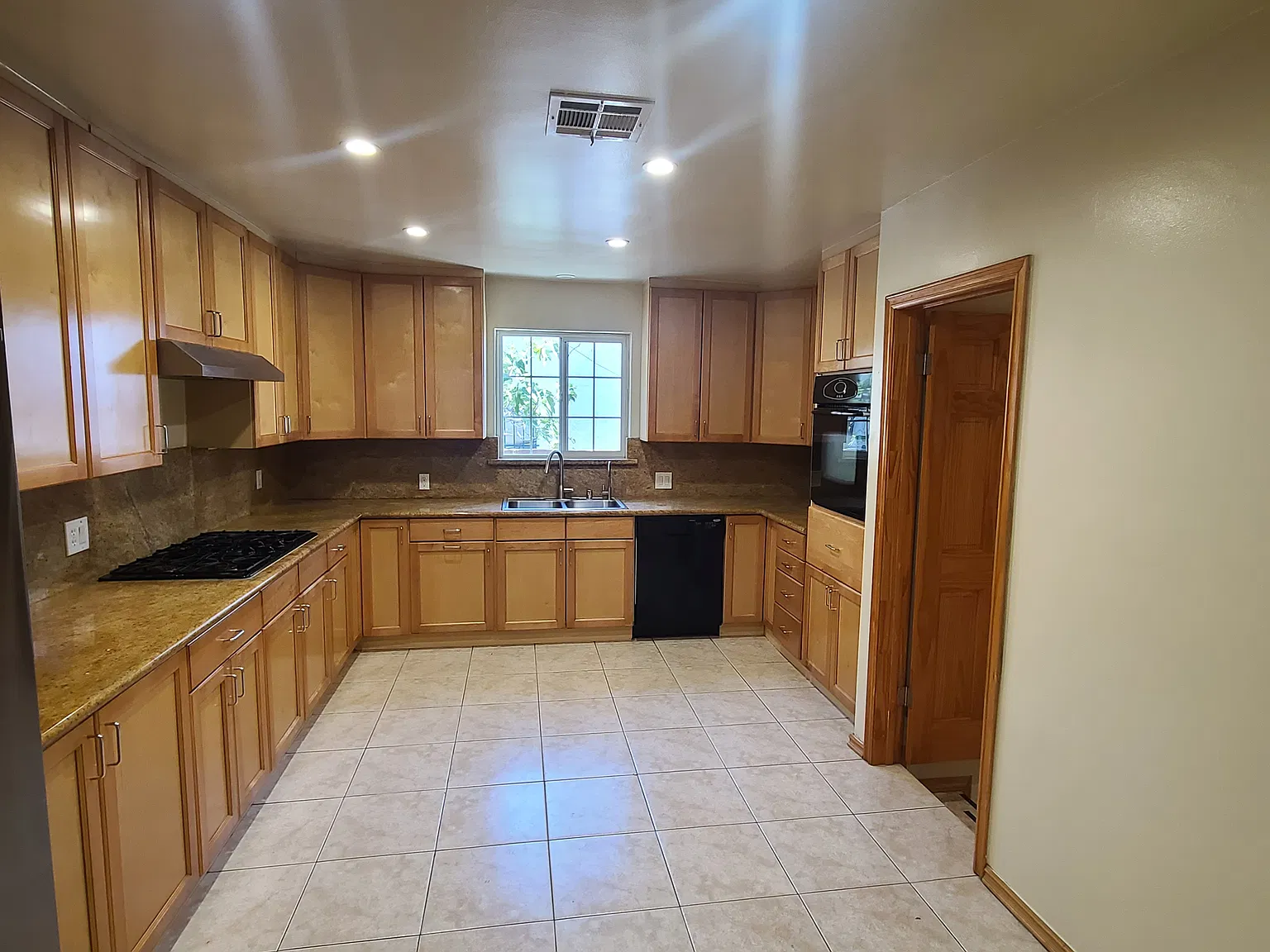 4 bed, 2.5 bath, 1771 sqft, $4,200 — Photo 2