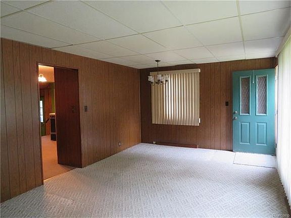 3rd image of 415 Balsam Dr
