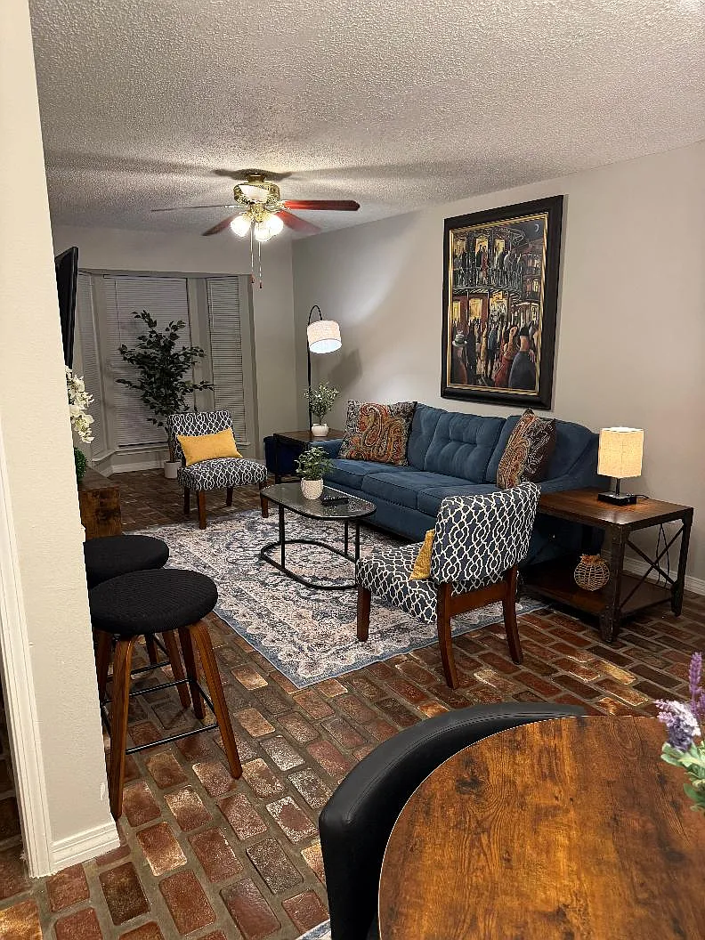 2 bed, 1.5 bath, 1100 sqft, $2,300 — Photo 3