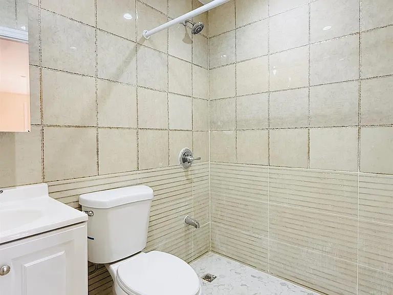 13918 Lakewood Ave #2F — Photo 11